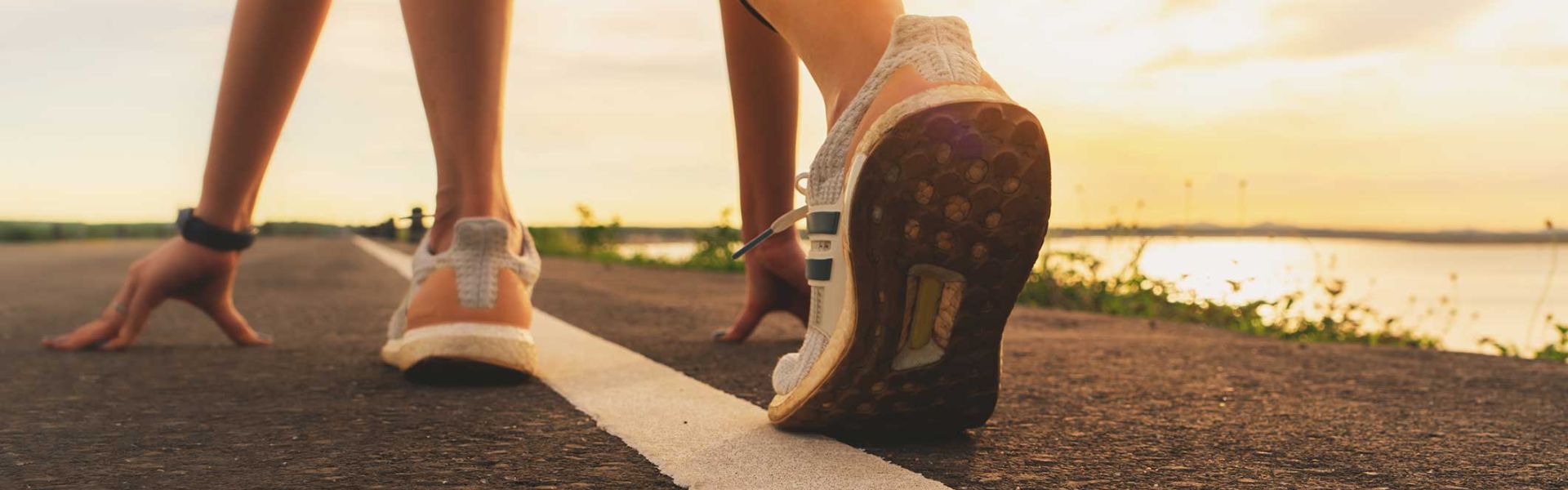 Une joggeuse en position de début de course